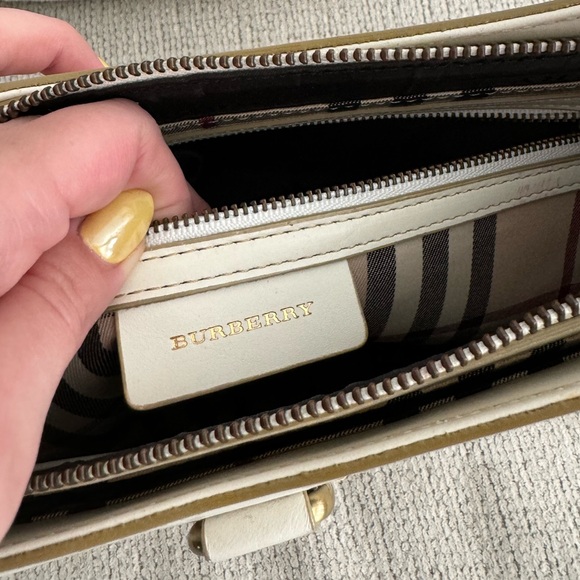 BURBERRY White Leather Shoulder Bag - Picture 11 of 14
